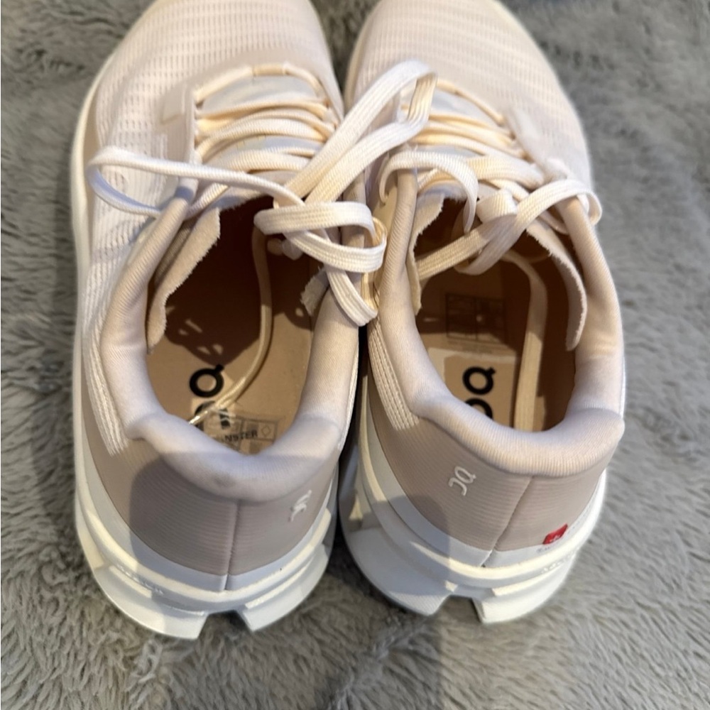 On Cloudmonster Void - image 4